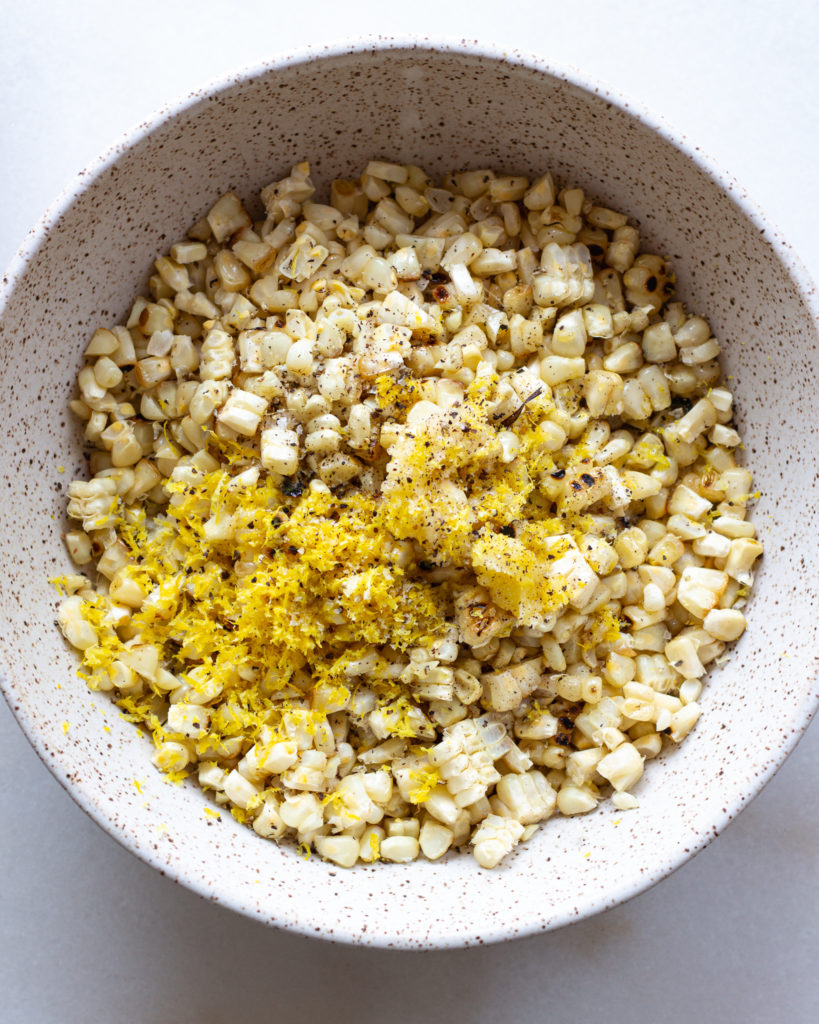Grilled corn with lemon zest and seasoned 