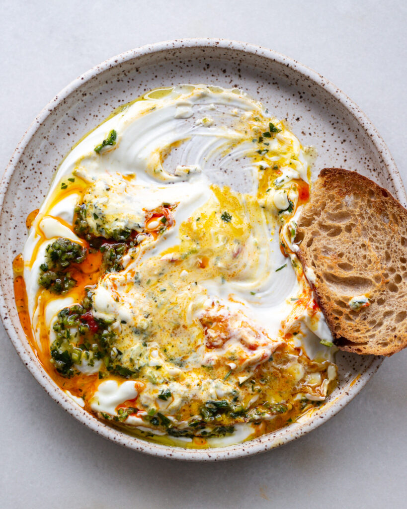 çilbir verde on a plate with toast