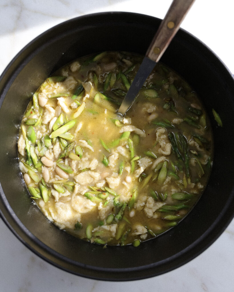 Lemon asparagus spaetzle in a pot.